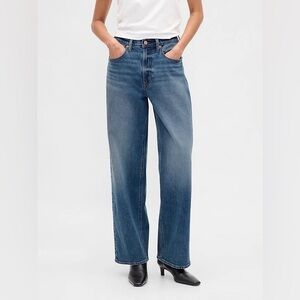 GAP Straight Leg Jeans in Medium Blue Wash